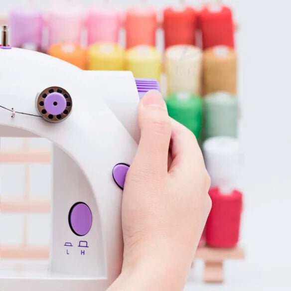 MINI MAQUINA ELECTRICA PARA COSER CON 2 VELOCIDADES Y LUZ LED