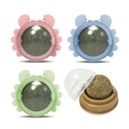 Bola de Catnip Giratoria para Gatos – Base Autoadherible Colores Surtidos